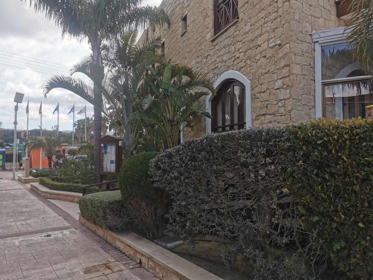 Y & P Latchi Hotel Bagian luar foto