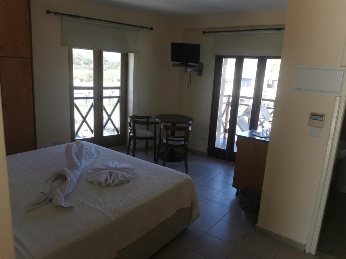 Y & P Latchi Hotel Bagian luar foto